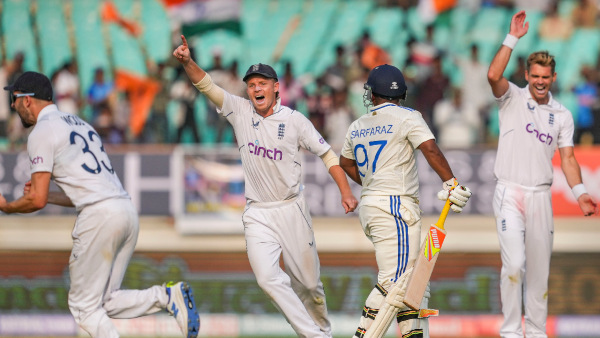 IND vs ENG: Team India Captain Rohit Sharma Throws His Cap After Sarfaraz Khan was Run Out