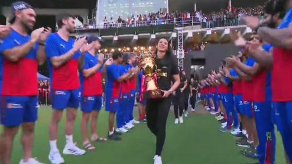 RCB Men s Team Presents Guard of Honour to Smriti Mandhana for WPL 2024 Trophy Victory