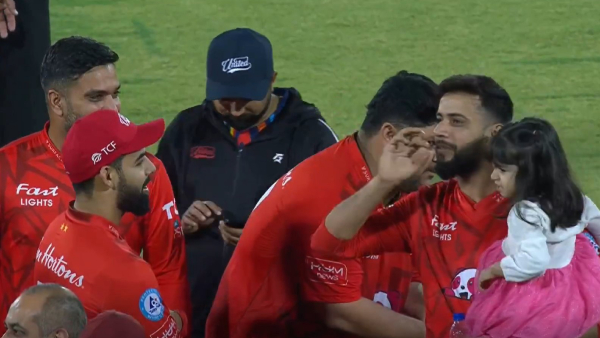 Imad Wasim Spotted Smoking During PSL 2024 Final Match Fans Called it Pakistan Smoking League