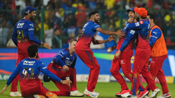 RCB vs CSK IPL 2024 Faf du Plessis Takes Unbelievable one-handed Catch To Dismiss Mitchell Santner