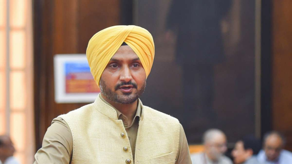 IND vs PAK Kamran Akmal Apologizes After Harbhajan Singh Outrage For Racist Statement