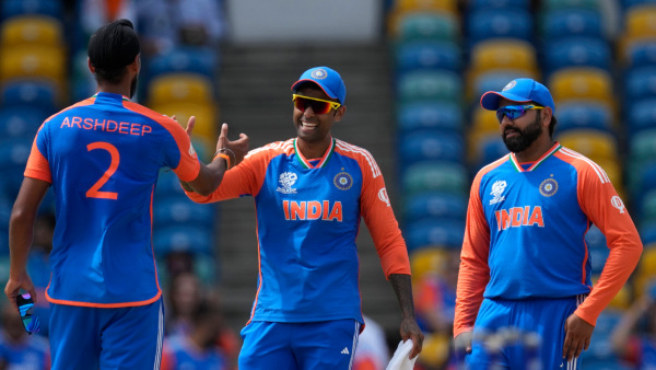 T20 World Cup 2024 Suryakumar Yadav Recieves Best Fielder Medal in Match Against Bangladesh