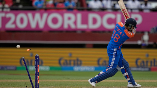 IND vs ENG Rahul Dravid Consoles Virat Kohli for Poor dismissal in Semi-final