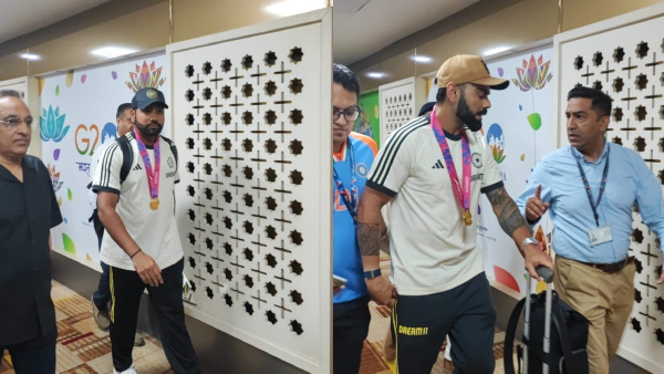 T20 World Cup Champion Arrives Virat Kohli Thumbs Up After Fans Give Grand Welcome
