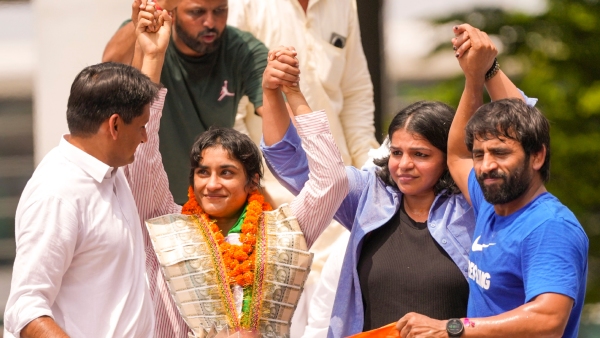 Vinesh Phogat started crying as returned to India