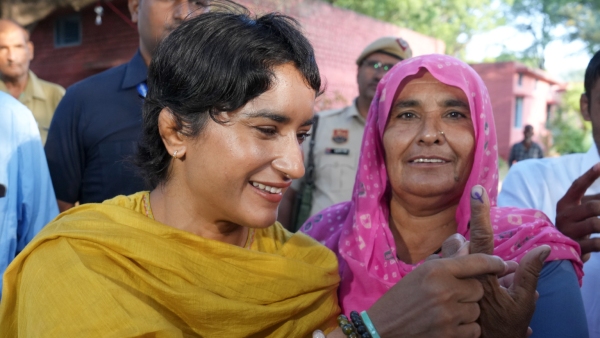 Haryana Assembly Elections 2024 Olympic Athletes Manu Bhaker and Vinesh Phogat Cast Their Votes