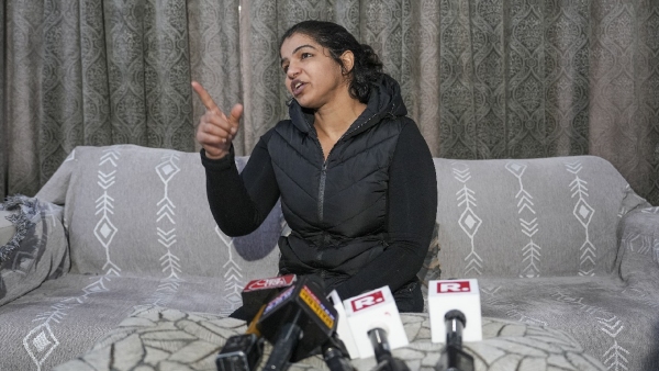 Babita Phogat Manipulate Wrestlers Protest Against WFI What did Sakshi Malik Say Babita Phogat Manipulate Wrestlers Protest Against WFI What did Sakshi Malik Say
