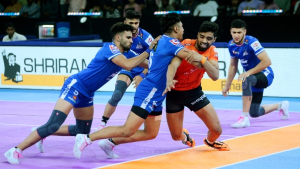 Pro Kabaddi Patna Pirates beat Gujarat Giants Bengaluru Bulls Set to Face Jaipur Pink Panthers