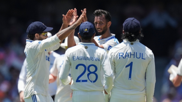 Sydney test Kannadiga Prasidh Siraj Take 3 wickets Australia 181 all out India lead by 4 runs