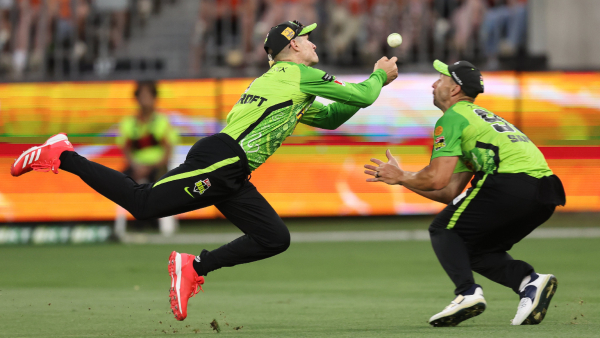 Big Bash League 2024 Two players hospitalised after collision while trying to catch