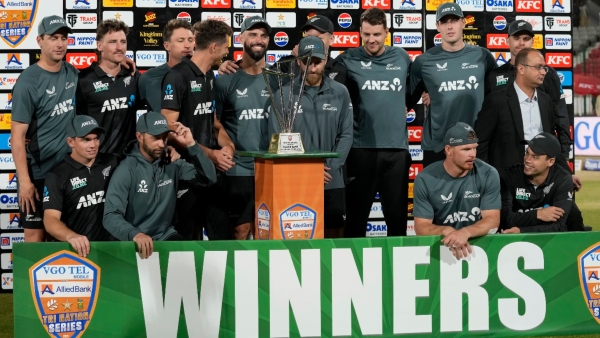 New Zealand beat Pakistan in final of the tri-series to win trophy