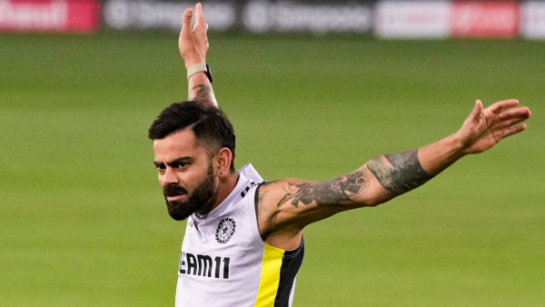 Virat Kohli Wins Fans Hearts at Bhuvaneshwar Airport