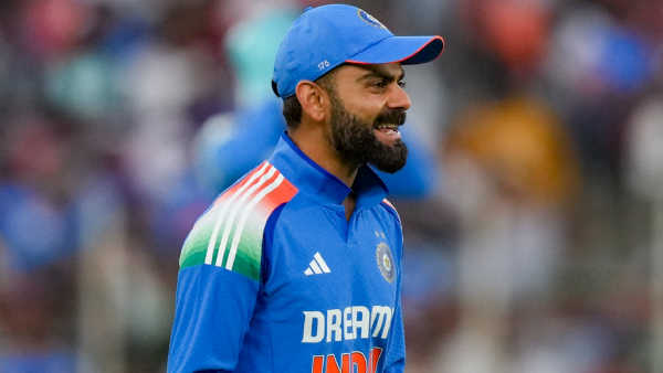 Mahadevaswamy MVirat Kohli gifts jersey to Kevin Pietersen s son