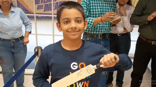IPL 2025 little fan getting autographed by Virat Kohli in Kolkata