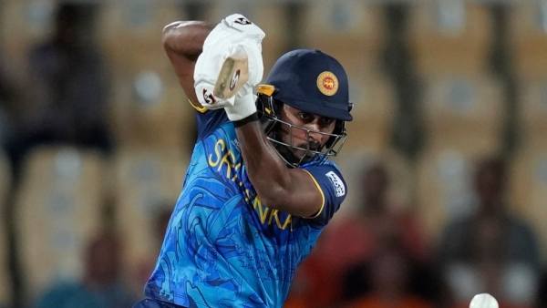 IPL 2025 Sri Lanka s Kamindu Mendis Stuns with Ambidextrous Bowling on Debut for SRH