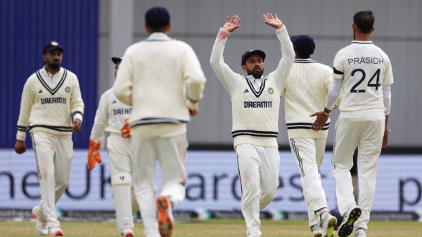 Duckett Dominates Root Anchors as England Clinches First Test Against India