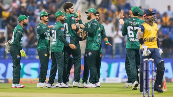 Pakistan keeps final hopes alive beats Sri Lanka in Super 4 thriller