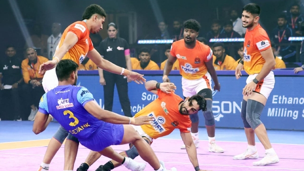 Puneri Paltan beats Bengal Warriors secures top spot in Pro Kabaddi League