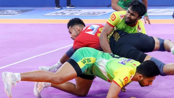 Pro Kabaddi 2025 Patna Pirates Triumphs Over Bengaluru Bulls 46-37 to Advance to Eliminator 3