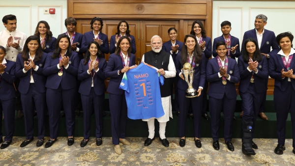 PM Modi Meets Triumphant India Women s Cricket Team After Maiden World Cup Win