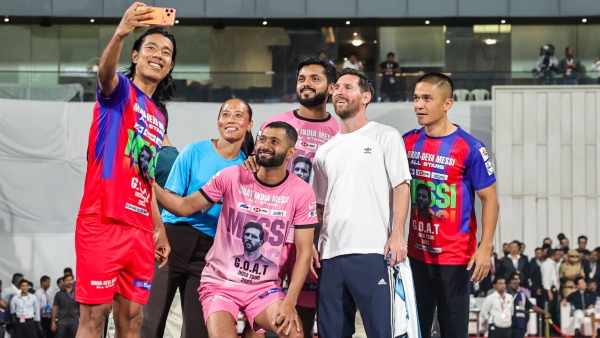 Sachin s Turf Sees Messi Buzz Tendulkar Gifts Jersey to Football Star at Wankhede Stadium