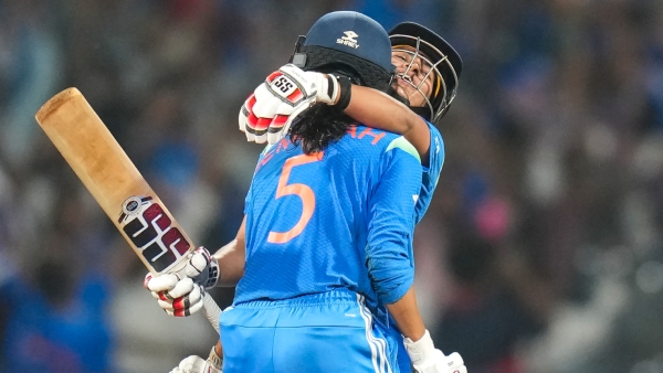 Sunil Gavaskar Gifts Custom Bat-Shaped Guitar to Jemimah Rodrigues After World Cup Victory