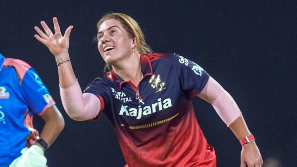 RCB Beat MI by 3 Wickets in WPL Nadine de Klerk s All-Round Show Powers Thrilling Victory