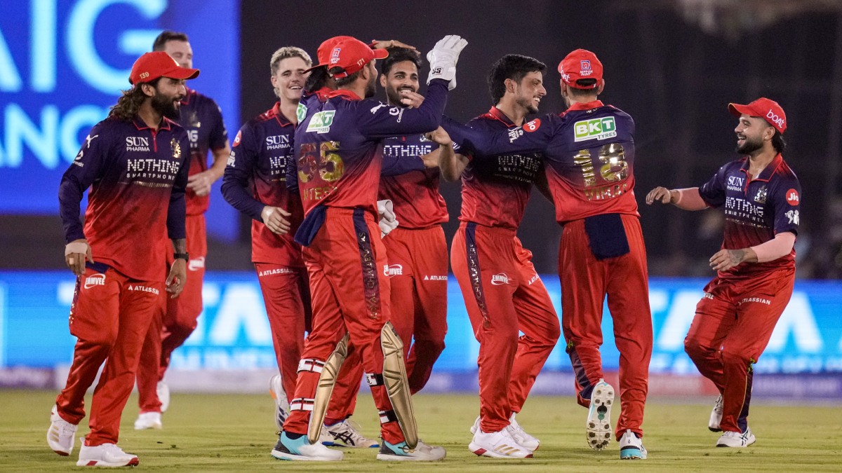 RCB vs MI: ಭುವಿ ಸ್ವಿಂಗ್ ಬೌಲಿಂಗ್ ಎದುರಿಸುವಲ್ಲಿ ಮುಂಬೈ ಕಂಗಾಲು