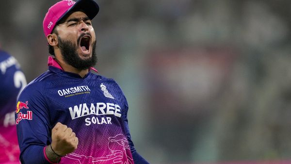 IPL 2026:ഇതെന്ത് തരം ക്യാപ്റ്റൻസിയാണ് പരാഗ്?മെയിൻ ബൗളർമാരെ മാറ്റിനിർത്തി 'അമ്മാനമാടി',വിമർശനവുമായി മുൻ താരങ്ങൾ