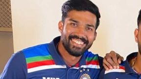 INDvSL: അരങ്ങേറ്റക്കാരുടെ ചാകര!, ഒടുവില് സന്ദീപ് വാര്യരും- ഈ വര്ഷത്തെ ഒമ്പതാമന് INDvSL: അരങ്ങേറ്റക്കാരുടെ ചാകര!, ഒടുവില് സന്ദീപ് വാര്യരും- ഈ വര്ഷത്തെ ഒമ്പതാമന്