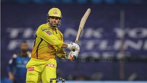 IPL 2021: പരിശീലനത്തിനിടെ വമ്പന്‍ സിക്‌സര്‍, ഒടുവില്‍ 'കണ്ടം ക്രിക്കറ്റിലെപ്പോലെ' പന്ത് തപ്പി ധോണി