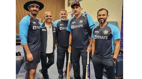 T20 World Cup: ഈ ബാറ്റ് കോച്ചിനിരിക്കട്ടെ, ശാസ്ത്രിക്കു സ്വന്തം ബാറ്റ് സമ്മാനിച്ച് കോലിയും രോഹിത്തും T20 World Cup: ഈ ബാറ്റ് കോച്ചിനിരിക്കട്ടെ, ശാസ്ത്രിക്കു സ്വന്തം ബാറ്റ് സമ്മാനിച്ച് കോലിയും രോഹിത്തും