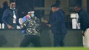 'ഇവന്മാരെക്കൊണ്ട് രക്ഷയില്ല', ഇന്ത്യയുടെ മത്സരത്തിനിടെ ഗ്രൗണ്ടിലെത്തിയ നാല് കാണികളെക്കുറിച്ചറിയാം 'ഇവന്മാരെക്കൊണ്ട് രക്ഷയില്ല', ഇന്ത്യയുടെ മത്സരത്തിനിടെ ഗ്രൗണ്ടിലെത്തിയ നാല് കാണികളെക്കുറിച്ചറിയാം