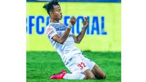 ISL 2021-22: ബ്ലാസ്റ്റേഴ്സിന്റെ തിരിച്ചുവരവ് പാളി, ബെംഗളൂരുവിന് മുന്നില് കീഴടങ്ങി ISL 2021-22: ബ്ലാസ്റ്റേഴ്സിന്റെ തിരിച്ചുവരവ് പാളി, ബെംഗളൂരുവിന് മുന്നില് കീഴടങ്ങി