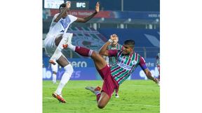 ISL: രണ്ടടി ദൂരത്തില് ബംഗളൂരു വീണു, കുതിപ്പ് തുടര്ന്ന് എടികെ മോഹന് ബഗാന് ISL: രണ്ടടി ദൂരത്തില് ബംഗളൂരു വീണു, കുതിപ്പ് തുടര്ന്ന് എടികെ മോഹന് ബഗാന്