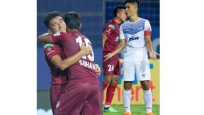 ISL: പിന്നില് നിന്ന് ഗംഭീര തിരിച്ചുവരവ്, ബംഗളൂരുവിനെ തുരത്തി നോര്ത്ത് ഈസ്റ്റ് യുണൈറ്റഡ് ISL: പിന്നില് നിന്ന് ഗംഭീര തിരിച്ചുവരവ്, ബംഗളൂരുവിനെ തുരത്തി നോര്ത്ത് ഈസ്റ്റ് യുണൈറ്റഡ്