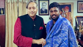  സഞ്ജു സാംസണ്‍ നാട്ടില്‍ തിരിച്ചെത്തി, ഉജ്ജ്വല സ്വീകരണം; പ്രത്യേക സമ്മാനവുമായി തരൂര്‍