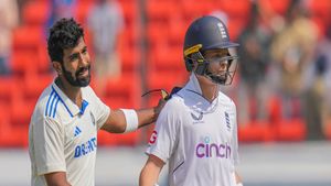    IND vs ENG: പോപ്പിനോട് ഉടക്കി ബുംറ, തോളുകൊണ്ട് കുത്തി! ഇടപെട്ട രോഹിത് ചെയ്തത് വൈറല്‍