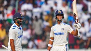   IND vs ENG: തകര്‍ത്തടുക്കി സ്പിന്നര്‍മാര്‍, അടിച്ചൊതുക്കി ജയ്‌സ്വാള്‍-ഇന്ത്യ ഡ്രൈവിങ് സീറ്റില്‍