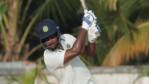   Ranji Trophy: യുപിക്കെതിരേ ആദ്യ പന്തില്‍ സിക്‌സര്‍, സഞ്ജു വേറെ ലെവല്‍- വീഡിയോ വൈറല്‍