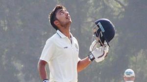   Ranji Trophy: അടിയുടെ പൊടിപൂരം, 147 പന്തില്‍ 300- ചരിത്ര റെക്കോഡില്‍ തന്‍മയ് അഗര്‍വാള്‍