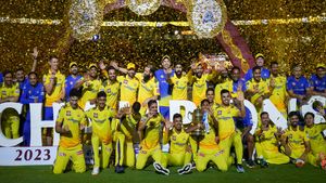   IPL 2024: സീസണ്‍ തുടങ്ങിയില്ല, മുംബൈയുടെ വമ്പന്‍ റെക്കോഡ് തകര്‍ത്ത് സിഎസ്‌കെ- അറിയാം