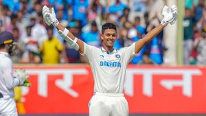   IND vs ENG: ഒറ്റക്ക് പടനയിച്ച് ജയ്‌സ്വാള്‍, തകര്‍പ്പന്‍ സെഞ്ച്വറി- ഇന്ത്യ ഭേദപ്പെട്ട നിലയില്‍