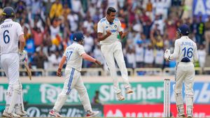    IND vs ENG: എറിഞ്ഞിട്ട് അശ്വിനും കുല്‍ദീപും, ഇംഗ്ലണ്ട് തകര്‍ന്നടിഞ്ഞു- വിജയത്തിനരികെ ഇന്ത്യ