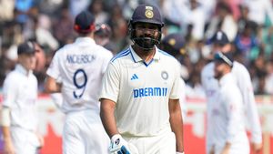   IND vs ENG: ഇനിയും കടിച്ചുതൂങ്ങേണ്ട, രോഹിത് ടെസ്റ്റ് മതിയാക്കൂ- ഫ്‌ളോപ്പ് ഷോയില്‍ വിമര്‍ശനം