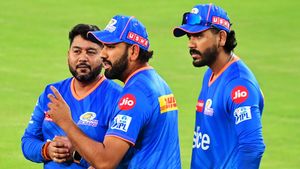   IPL 2024: ഉടക്ക് തീര്‍ന്നിട്ടില്ല, ഹാര്‍ദിക്കിനെ മൈന്റ് ചെയ്യാതെ രോഹിത്തും ബുംറയും; വീഡിയോ വൈറല്‍