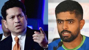 ബാബറിനെ സച്ചിനുമായി താരതമ്യം ചെയ്യാമോ? ഞെട്ടിച്ച് പാക് ആങ്കര്‍! യൂട്യൂബറുടെ മറുപടി ഇങ്ങനെ, വൈറല്‍