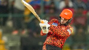 IPL 2024: അഭിഷേക് 218, കോലി 145! ലോകകപ്പ് ടീമില്‍ ഇവരില്‍ ആരെ വേണം? 