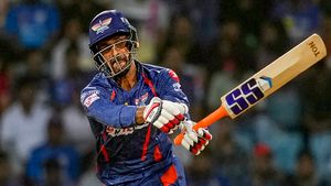    IPL 2023: ശരാശരി 9.14, സ്‌ട്രൈക്ക് റേറ്റ് 101.58, ഹൂഡ എന്തിന് ടീമില്‍? ട്രോളി ഫാന്‍സ്
