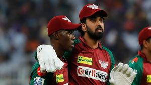    IPL 2024: അരങ്ങേറ്റത്തില്‍ ദുരന്തമായി ഷമാര്‍, 1 പന്തില്‍ വഴങ്ങിയത് 15 റണ്‍സ്- നാണക്കേട്